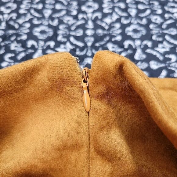 Brownā
Suedeā
Beltedā
MiniĀ Skirt - Picture 4 of 6